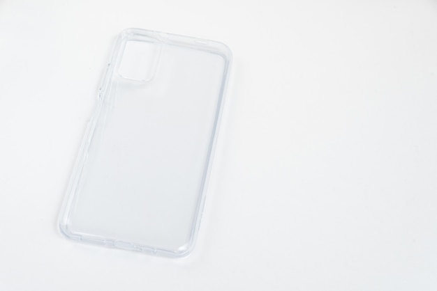 Nuova cover trasparente per cellulare su sfondo bianco isolato