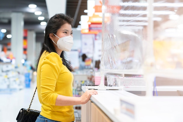 Nuova normalità dopo l'epidemia di covid avanzamento del pagamento femminile asiatico acquista l'app di scansione di smarthine senza contanti e senza contatto con il nuovo stile di vita shopping nel cassiere del grande magazzino