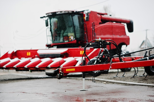 Nuova seminatrice agricola rossa vista ravvicinata sfondo mietitrebbia