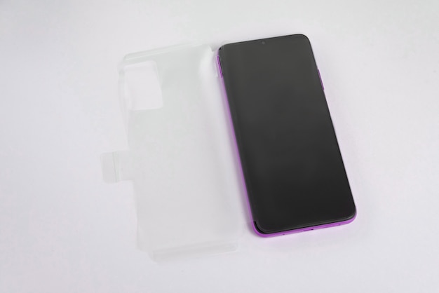 Nuovo cellulare con cover trasparente su sfondo bianco isolato