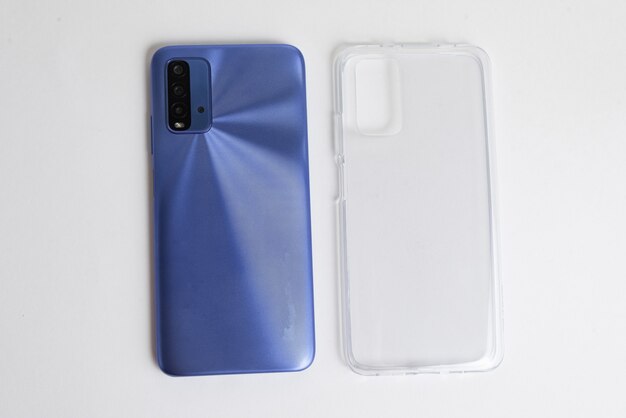 Nuovo cellulare con cover trasparente su sfondo bianco isolato