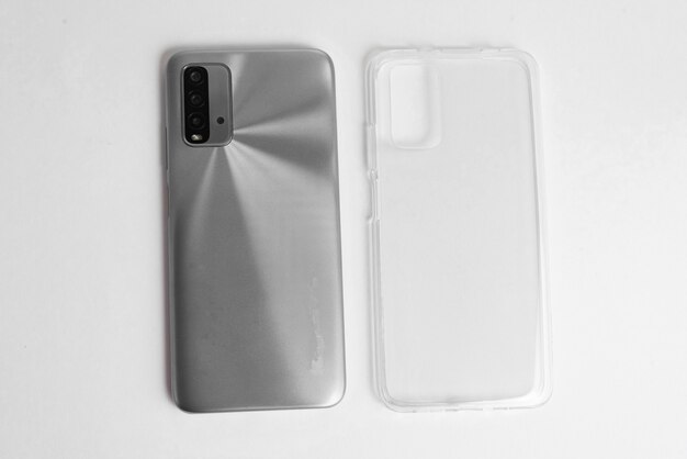 Nuovo cellulare con cover trasparente su sfondo bianco isolato