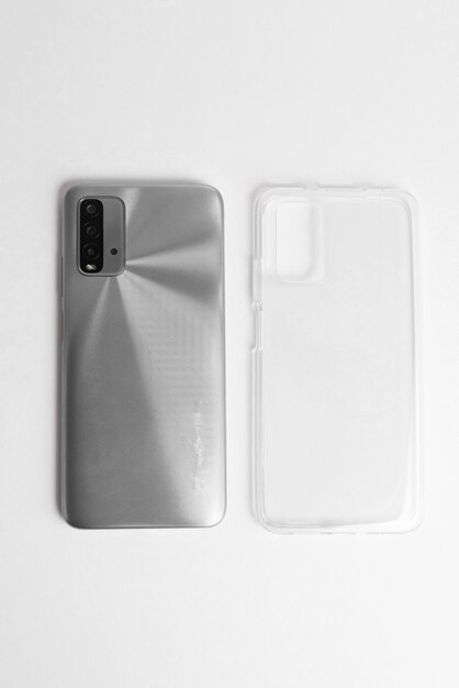 Nuovo cellulare con cover trasparente su sfondo bianco isolato
