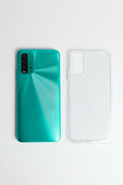 Nuovo cellulare con cover trasparente su sfondo bianco isolato