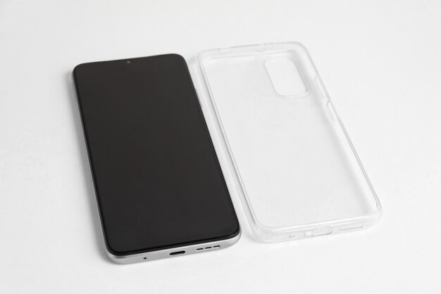 Nuovo cellulare con cover trasparente su sfondo bianco isolato