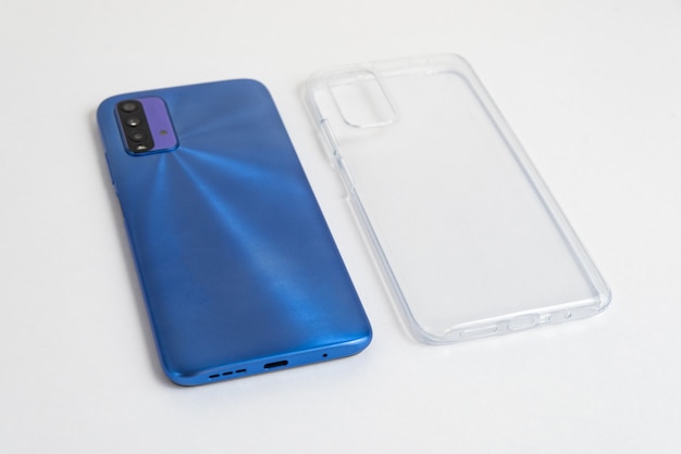 Nuovo cellulare con cover trasparente su sfondo bianco isolato