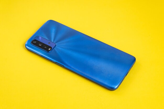 Nuovo cellulare su sfondo colorato