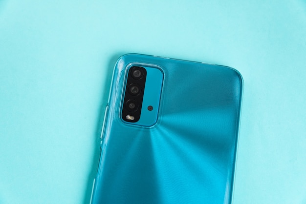 Nuovo cellulare su sfondo colorato