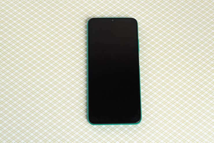 Foto gratuito nuovo cellulare su sfondo colorato
