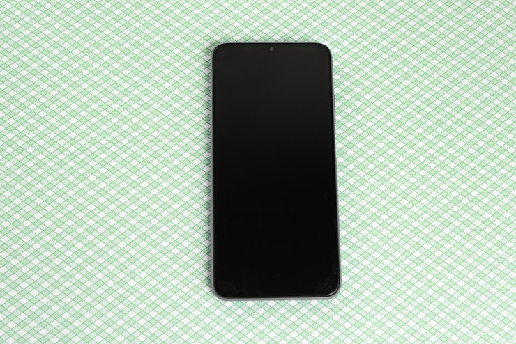 Foto gratuito nuovo cellulare su sfondo colorato