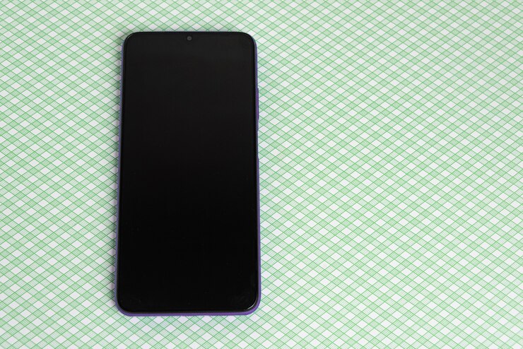Foto gratuito nuovo cellulare su sfondo colorato