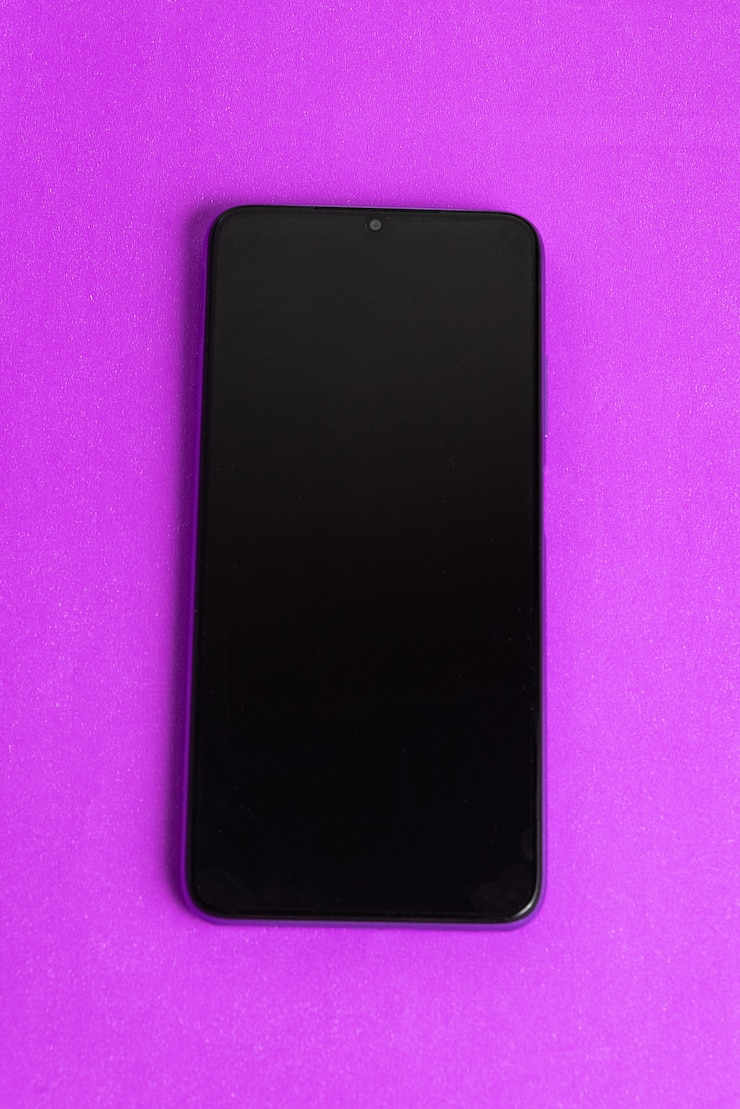 Foto gratuito nuovo cellulare su sfondo colorato