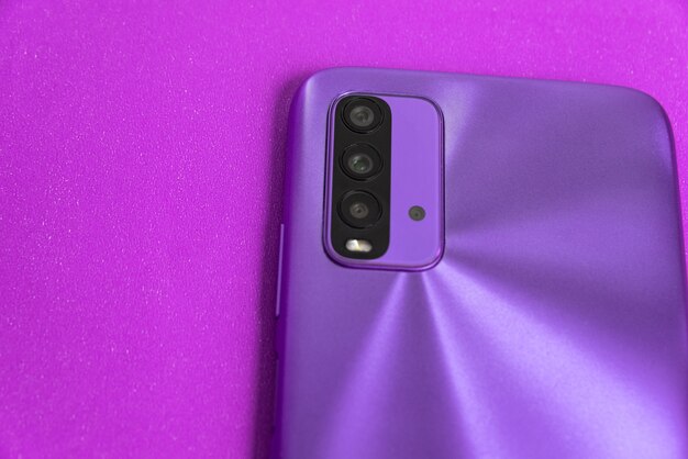 Nuovo cellulare su sfondo colorato