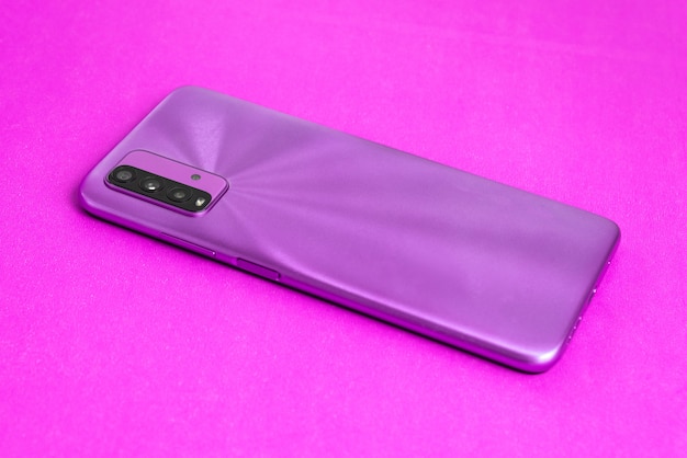 Nuovo cellulare su sfondo colorato