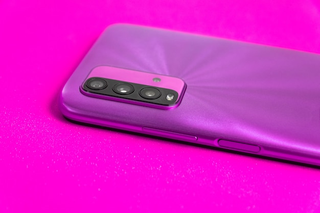 Nuovo cellulare su sfondo colorato