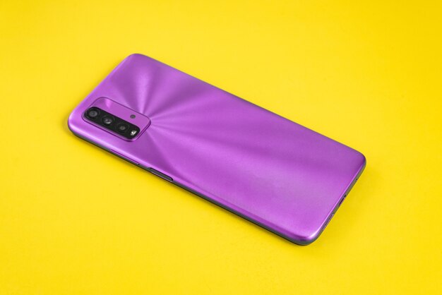 Nuovo cellulare su sfondo colorato