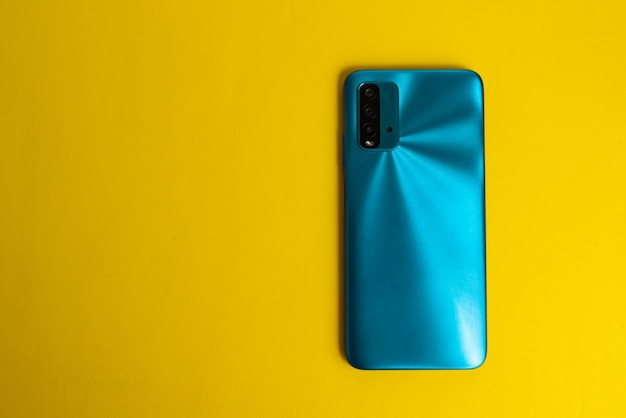 Nuovo cellulare su sfondo colorato