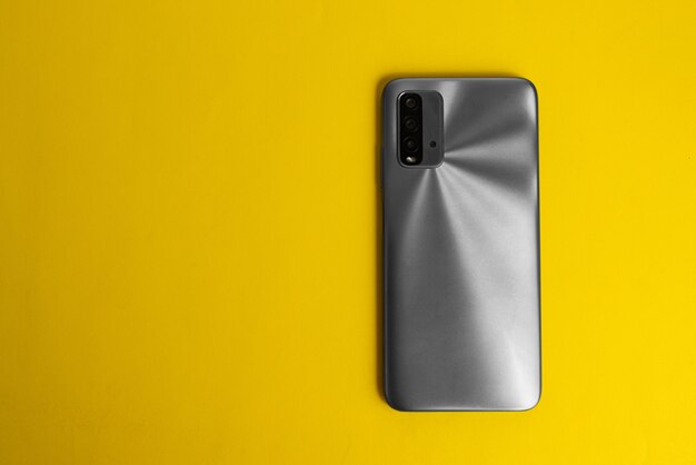 Nuovo cellulare su sfondo colorato