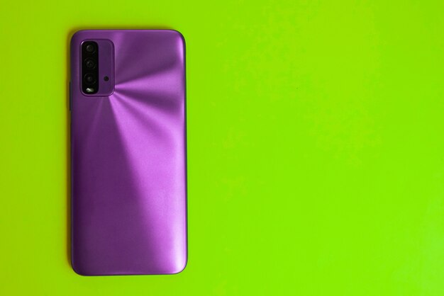 Nuovo cellulare su sfondo colorato