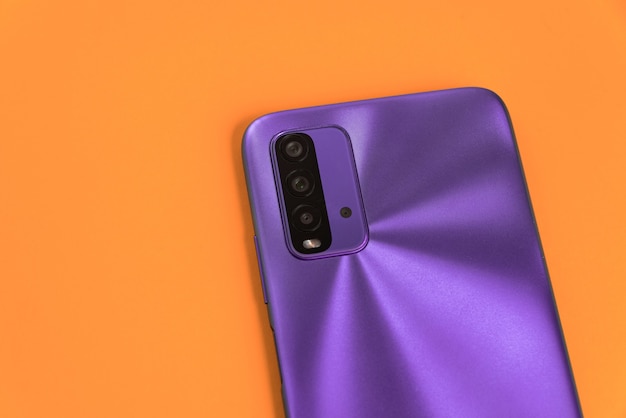 Nuovo cellulare su sfondo colorato