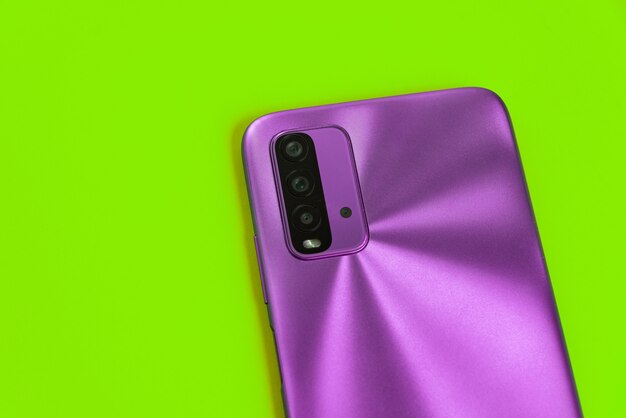 Nuovo cellulare su sfondo colorato