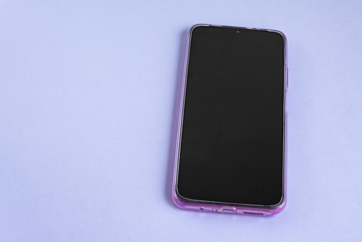 Foto gratuito nuovo cellulare su sfondo colorato