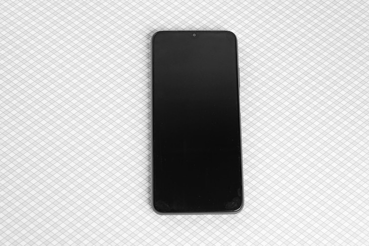 Foto gratuito nuovo cellulare su sfondo colorato