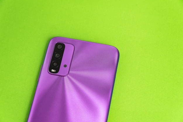 Nuovo cellulare su sfondo colorato