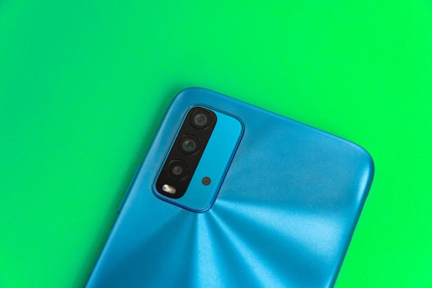 Nuovo cellulare su sfondo colorato