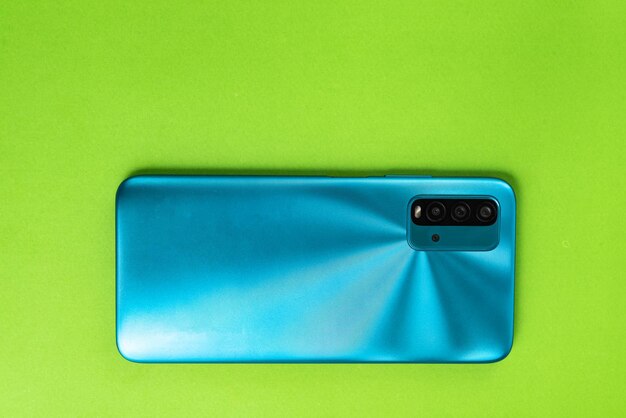 Nuovo cellulare su sfondo colorato