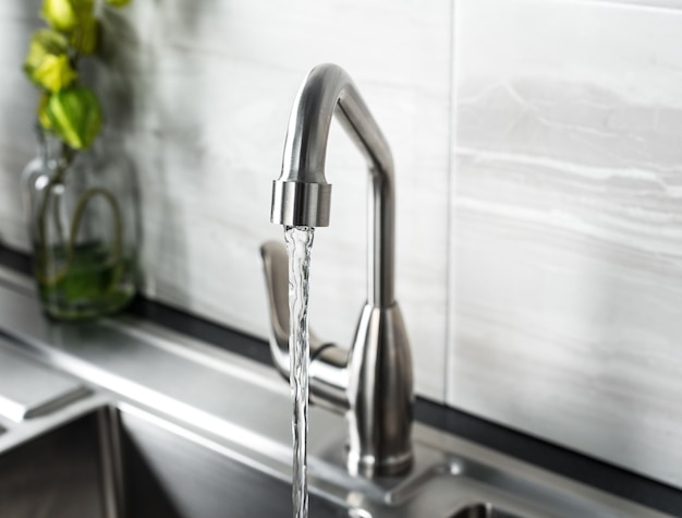 Nuovo e moderno rubinetto in acciaio in cucina