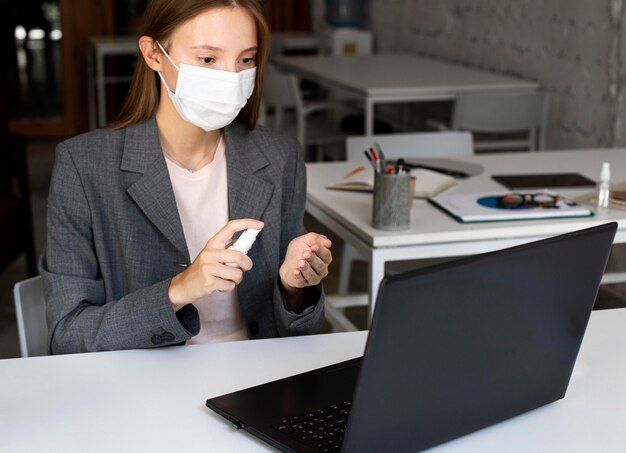 Nuovo normale in ufficio con maschera facciale