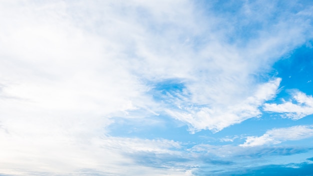 Nuvola bianca su cielo blu