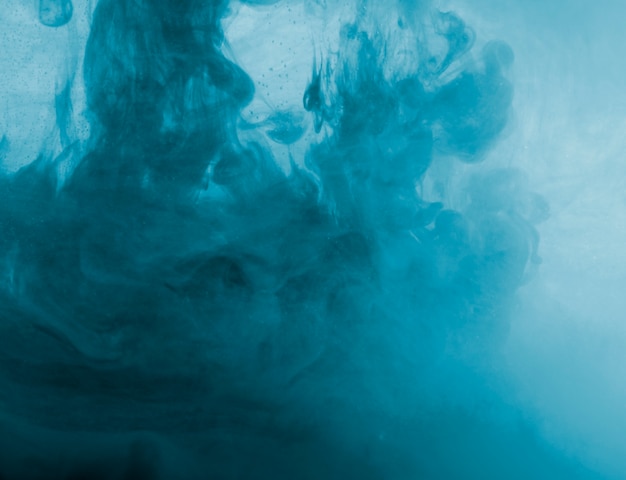 Nuvola blu astratta di foschia in liquido