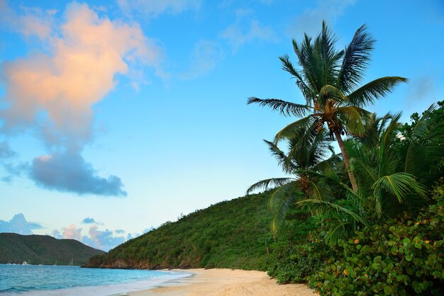 Nuvola colorata al tramonto in spiaggia a St John, Virgin Island.