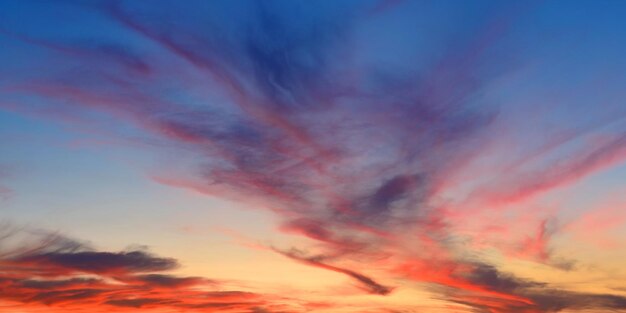 Nuvola colorata in cielo al tramonto