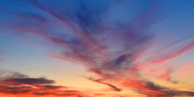 Nuvola colorata in cielo al tramonto