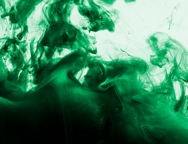 Nuvola di verde brillante di pigmento in liquido