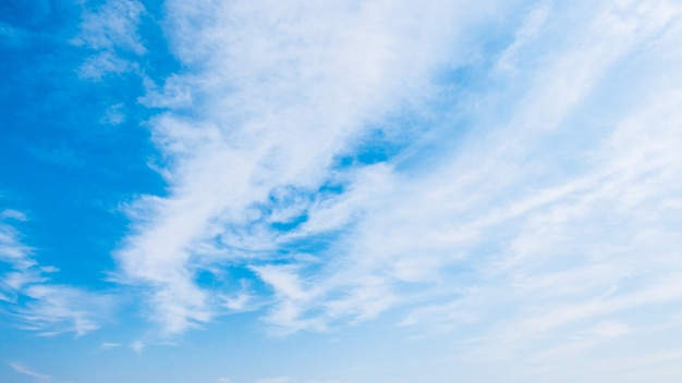 Nuvola sul cielo blu