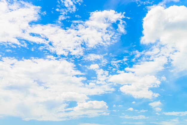 Nuvola sul cielo blu