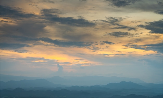 Nuvole al tramonto sopra le montagne