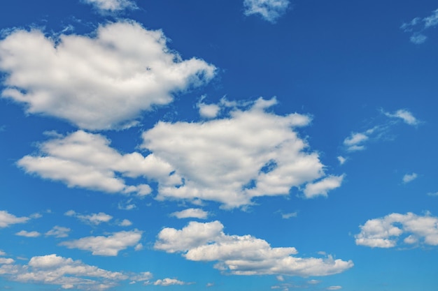 Nuvole bianche nel cielo azzurro in una giornata di sole