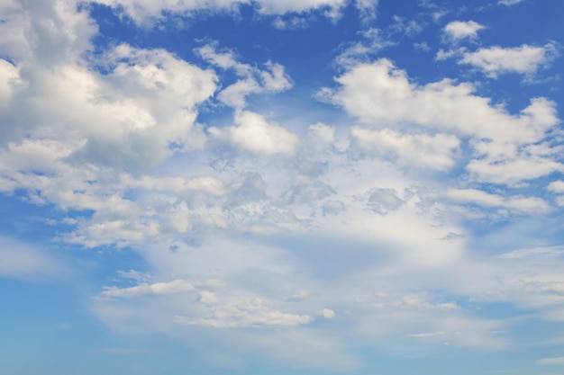 Nuvole bianche nel cielo azzurro in una giornata di sole