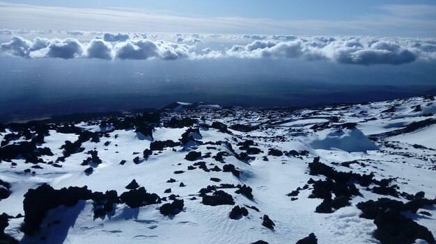 Nuvole sopra il paesaggio coperto di neve