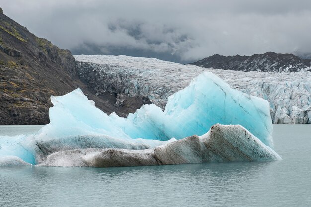 Nuvoloso paesaggio naturale in riva al lago