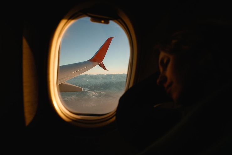 Oblò dell'aeroplano con uno sguardo incredibile sulle montagne innevate