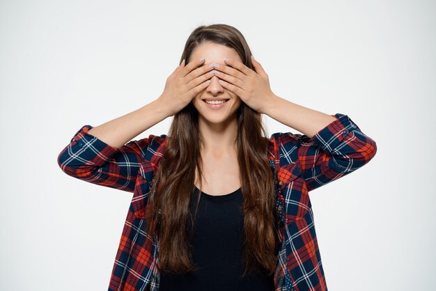 Occhi chiusi sorridenti sorpresi della donna