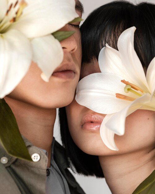 Occhi di coppia coperti di fiori
