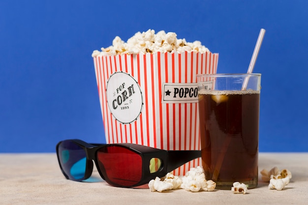 Occhiali da cinema con popcorn e succo di frutta