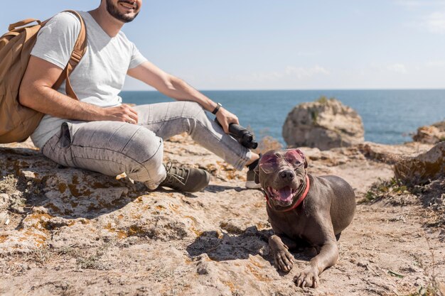 Occhiali da sole da portare del cane felice